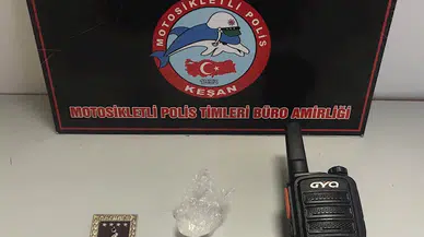 Üzerinde askeri personel rozeti ve telsiz bulunan taksiciye gözaltı  