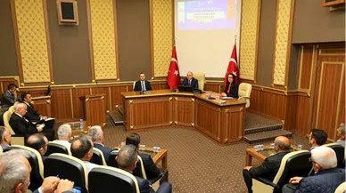 Artvin Valisi Ünsal muhtarlarla toplantı yaptı