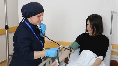 Kovid-19 nedeniyle erken doğum yapan hemşire artık hastalarına daha özveriyle yaklaşıyor 