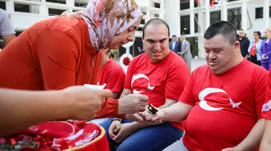 Özel bireyler, ellerine kına yakılıp temsili olarak askere uğurlandı