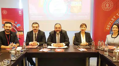 Her yerde tiyatro coşkusu  