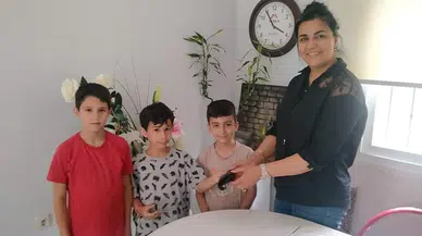 Sokakta buldukları cüzdanı muhtara teslim ettiler