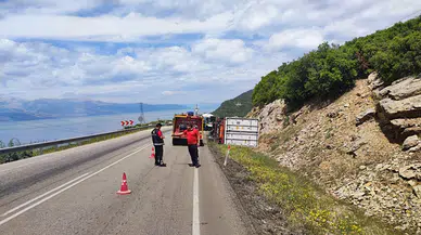Eğirdir'de elma yüklü TIR devrildi