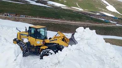 Trabzon'un yüksek rakımlı bölgelerinde karla mücadele çalışması sürüyor