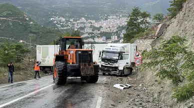 Kayan tırın kapattığı Artvin-Ardahan kara yolu ulaşıma açıldı