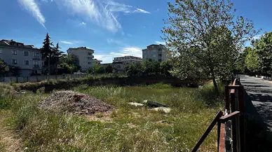 İstanbul - Sancaktepe'de su dolu inşaat temelinde çocukların tehlikeli oyunu (Havadan görüntülerle)