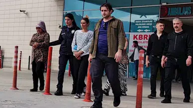 Kapısını kartla açtıkları evden hırsızlık yaptılar, çıkışta polise yakalandılar