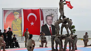 Temsili askerlik töreninde komandoların gösterisi ilgiyle izlendi