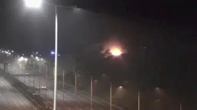 Sancaktepe'de ters yöne giren otomobil taksi ile çarpışınca araçlar alev alev yandı: 2 yaralı 