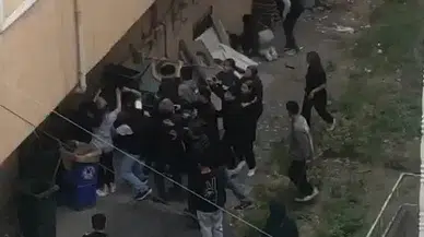 İstanbul- Gaziosmanpaşa'da iki grup arasındaki kavgada tekme ve yumruklar havada uçuştu 