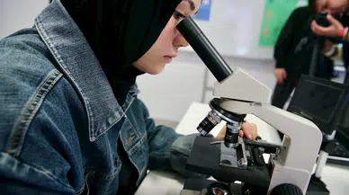  Lise öğrencileri yenilikçi fikirlerini "geleceğin sınıfı"nda hayata geçiriyor