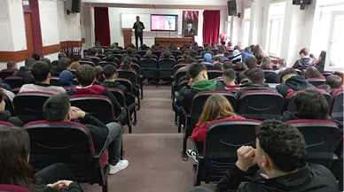 Trabzon'da gençlere yönelik dezenformasyon ile mücadele eğitimleri veriliyor