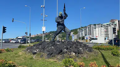 Zonguldak'ta 2 yıl önce boyanan madenci heykelinin eski haline döndürülmesi için boyası kazındı