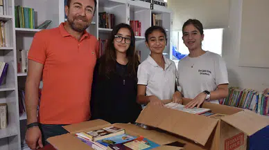 İzmir'de ortaokul öğrencilerinden kardeş okula kitap bağışı