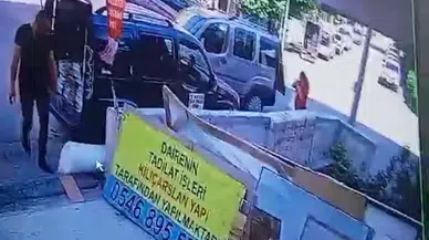Otomobille çarpışan hafif ticari aracın açılan bagaj kapağı kadına çarptı; o anlar kamerada