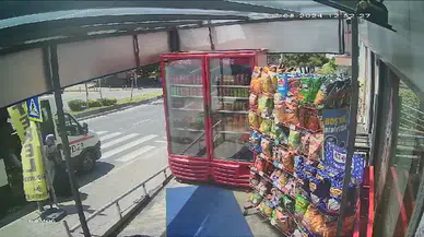 İstanbul - Büyükçekmece'de yolun karşısına geçmeye çalışırken motosiklet çarptı