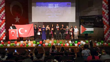 Mezuniyet keplerini, Gazze için havaya fırlattılar