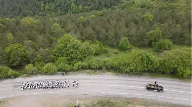 Gençler, Atatürk'ün yolunda "Gençlik Marşı"nı seslendirdi