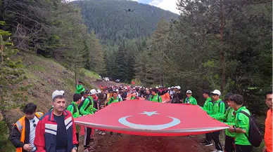 Çorum'da 300 kişi, 60 metrelik Türk bayrağı ile ormanda "gençlik yürüyüşü" yaptı