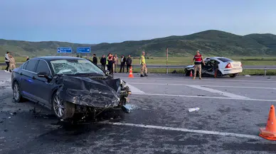 Muş'ta 2 otomobil çarpıştı: 3 ölü, 5 yaralı 