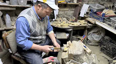 Tahta kaşık yapımıyla hem gelir sağlıyor hem de el sanatını yaşatıyor