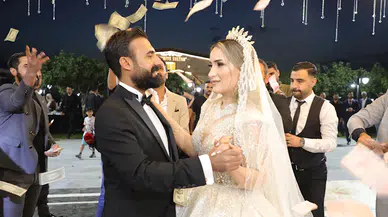 Aşiret düğününde geline 6 kilo altın takıldı, paralar havada uçuştu