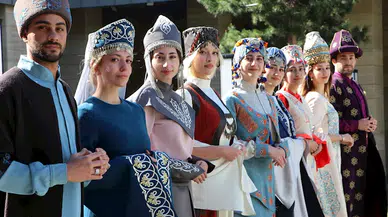 Selçuklu eseri Çifte Minareli Medrese'nin motiflerini kıyafetlere işlediler