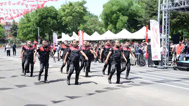 Diyarbakır’da 19 Mayıs kutlamalarında Yunus polislerinden zeybek gösterisi