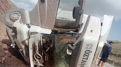 Afyonkarahisar'da hafriyat kamyonu devrildi 