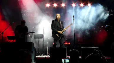 19 Mayıs Atatürk'ü Anma, Gençlik ve Spor Bayramı'nda Bursa'da konser veren Haluk Levent, sevenlerini coşturdu