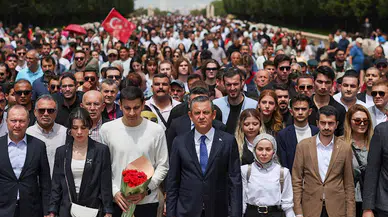 Özgür Özel, gençlerle Anıtkabir'e yürüdü