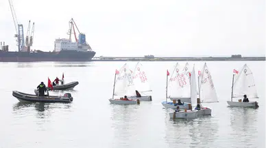 Atatürk'ü temsil eden bayrak Samsun'da karaya çıkarıldı