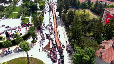 Bolu’daki 19 Mayıs kutlamalarında 105 metrelik Türk bayrağı taşındı / Ek fotoğraf
