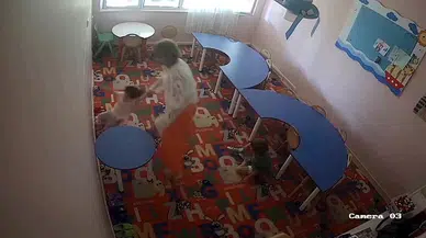 Antalya'da 2 çocuğa şiddet uygulayan kreş sahibi tutuklandı; olay anı kamerada 