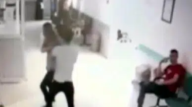 Doktor bıçakla saldırıdan kapıyı kilitleyerek kurtuldu