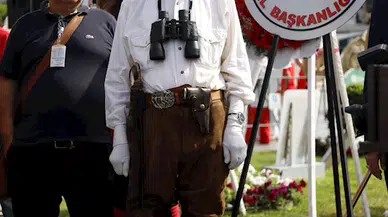 Eldiveni, dürbünü ve kalpağıyla temsili Atatürk'e yoğun ilgi