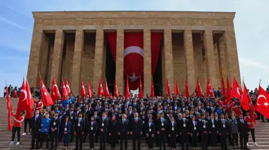 Gençlik ve Spor Bakanı Bak, 166 temsilci genç ile beraber Anıtkabir’i ziyaret etti