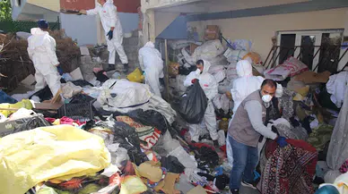 Batman'da kötü koku yayılan evden 20 ton çöp çıktı