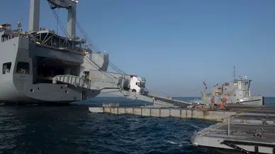 Gazze kıyılarına kurulan geçici iskeleden ilk yardım sevkiyatları başladı