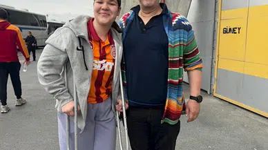 Ayağı alçıda derbiyi izlemeye geldi