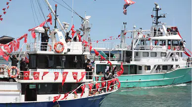 Gemiler ve balıkçı tekneleri Türk bayrakları ve Atatürk posterleriyle Samsunluları selamladı