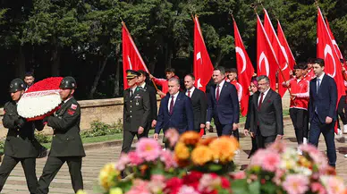Bakan Bak, gençler ve sporcularla Anıtkabir'i ziyaret etti