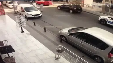 İstanbul-Ataşehir'de motokuryenin çarptığı yaya ağır yaralandı; o anlar kamerada