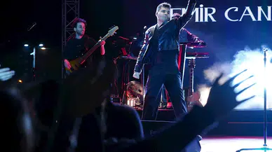 Emir Can İğrek Beylikdüzü’nde müzikseverlerle buluştu 