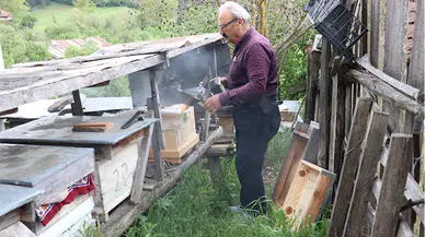 Arıcılıkta 50 yılı geride bırakan emekli öğretmen, bilgilerini yeni nesillere aktarıyor