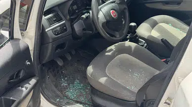 Trafik magandaları, kornayla uyaran sürücünün araç camını kırdı; o anlar kamerada 