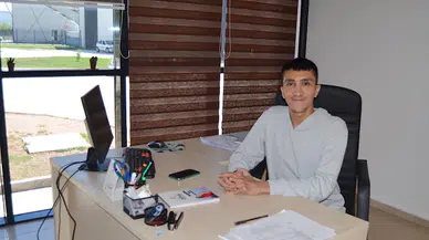 Üniversiteyi birincilikle bitiren yüzde 80 engelli Osman, ilk girdiği sınavda memur oldu