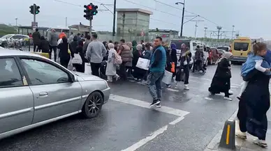 İstanbul-Sultangazi'de Kırmızı ışıkta geçen motosikletlinin çocuğa çarptığı anlar kameraya yansıdı 
