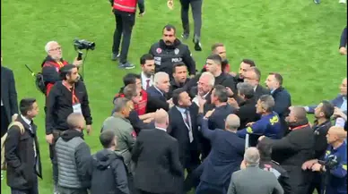 Fenerbahçeli futbolcular Galatasaray'ın sahasının ortasında bayrak açtı