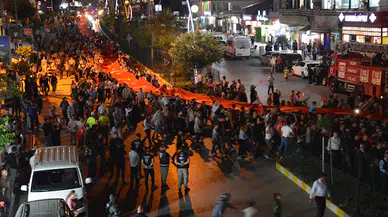 Silopi'de 300 metrelik Türk bayrağı ile fener alaylı gençlik yürüyüşü